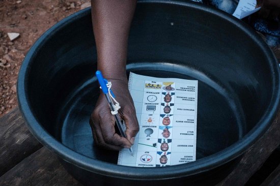 乌干达举行总统<em>选举</em> 选民在盆里为候选人<em>投票</em>
