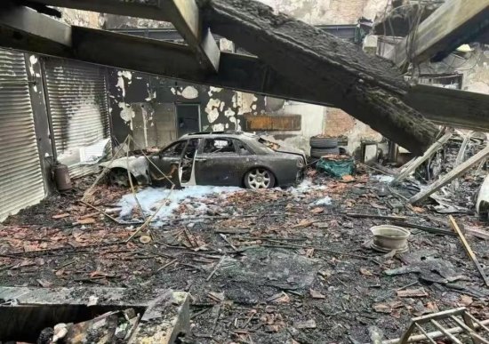 上海一<em>汽车装潢</em>店被曝起火致多辆顶级豪车损毁，损失或超5000万