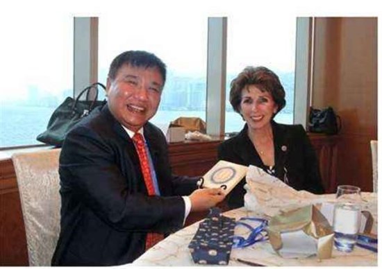 中国富豪钟馨稼给美国捐款7000万，却说：中国穷又不是我的错