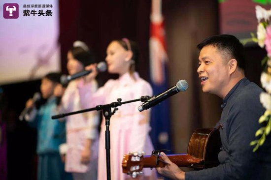 在海外教孩子唱<em>中文古诗</em>，他和女儿吟唱的《静夜思》让人听了...