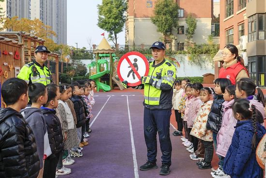 合肥：全国交通安全日将至 幼儿园小朋友学习交通知识
