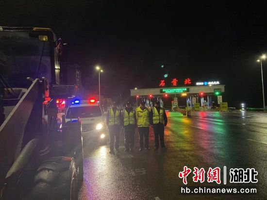<em>荆州</em>公安全警动员应对雨雪冰冻天气