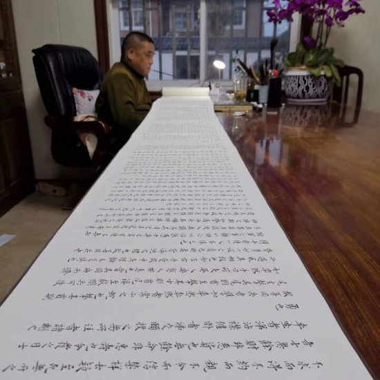 杭州亚残运会火炬书法是“江南残子”手书，手腕夹笔写字，他曾...