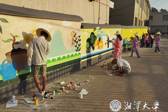 助力乡村振兴！湘潭大学艺术学院师生墙绘扮靓乡村