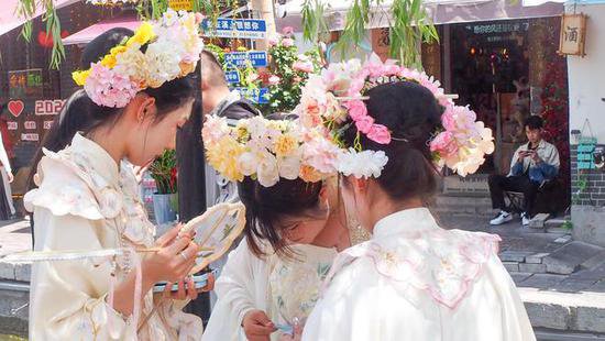 五一假期济南女孩<em>最流行的</em>簪花，老街区最靓的风景