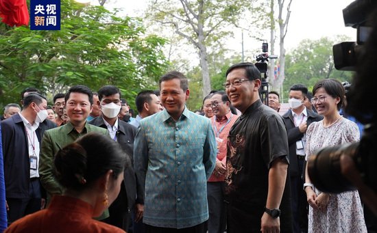 <em>柬埔寨</em>举行河水节庆祝活动 柬首相表示欢迎更多中国游客