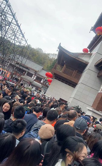 数千游客夜间滞留四川巴中米仓山景区 超负荷接待情况如何避免？