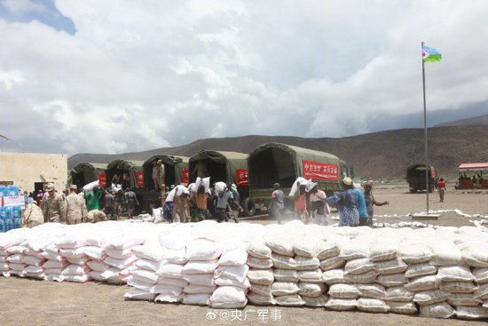 中国人民解放军驻吉布提保障基地向吉布提受灾民众捐赠物资