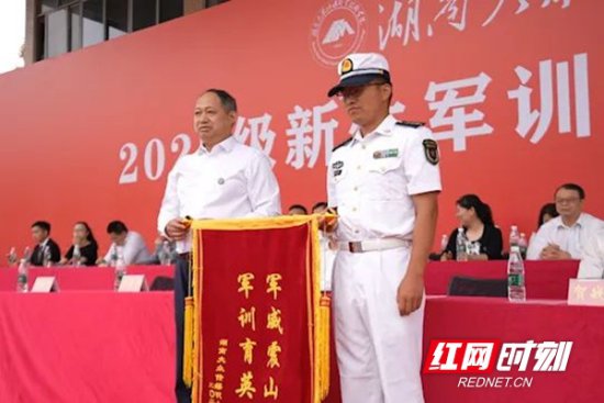 湖南大众传媒职院举行2023级新生军训总结大会暨开学典礼