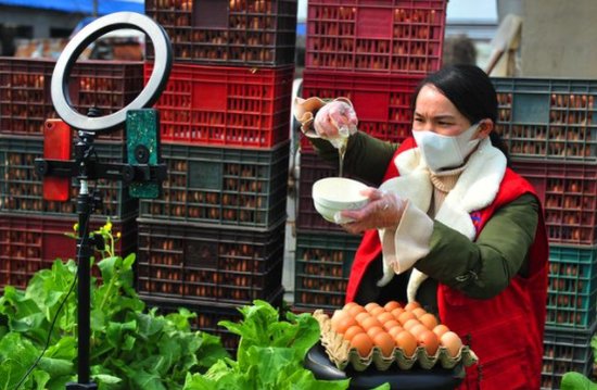 徐州<em>睢宁</em>巾帼志愿者在线直播为农产品找销路