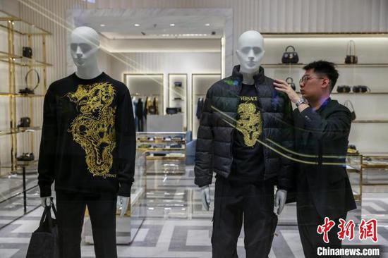 <em>国际大牌</em>融入中国元素 奢侈品掘金龙年新春