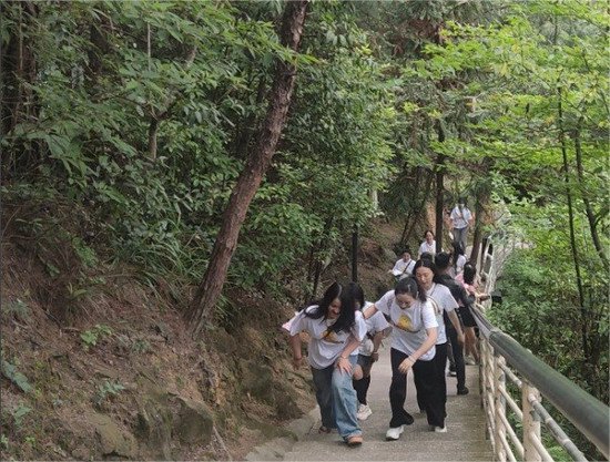 重庆小米熊儿童医院举办“5·12”国际护士节团建活动