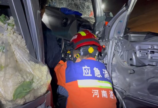 车祸中男子腿被夹 洛阳消防员10分钟撑开驾驶室紧急救援