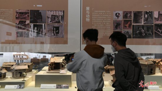 <em>广州</em>出土汉代建筑模型明器展开展