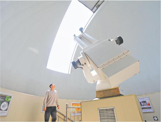 山东石岛气象台的望远镜拍到太阳大耀斑图片