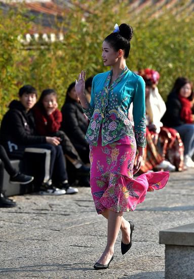 福建泉州传统村落上演新加坡娘惹服装秀