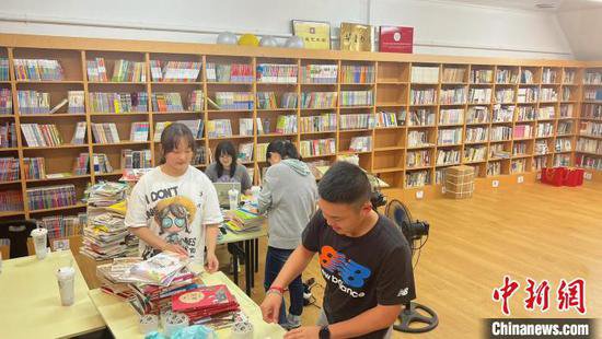 书香氤氲伴成长<em> 中文</em>书屋成海外华裔青少年的第二课堂
