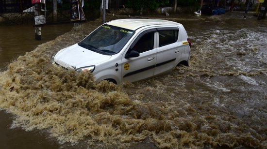 印度阿萨姆邦遭洪水袭击，街道<em>被水淹</em>
