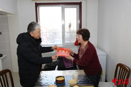 内蒙古自治区总工会慰问退休老干部