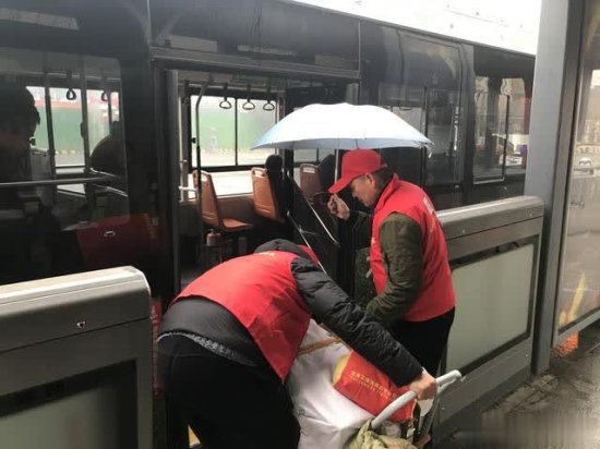 郑州：雪雨无情人有情，小小举动，温暖乘客之心