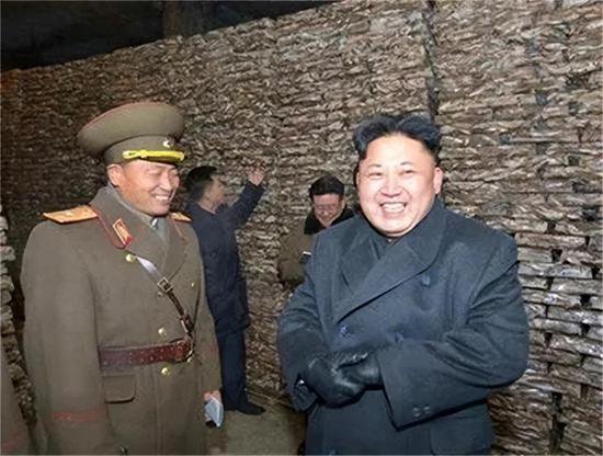 十年前，朝鲜“驸马爷”张成泽审判现场：双手被绑，站立不稳
