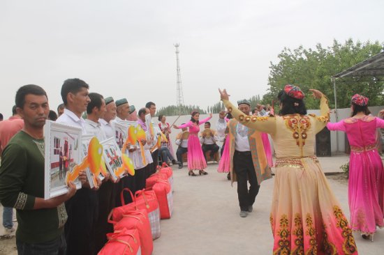 新疆阿瓦提县举行农村安居工程入住仪式