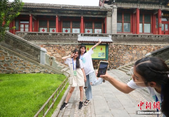 百余名海外华裔青少年参观<em>游览</em>北京颐和园