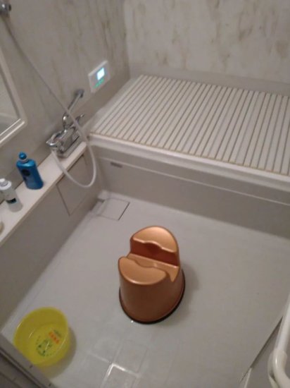 <em>日本浴室</em>凳子中间的凹槽，到底是用来干嘛的？