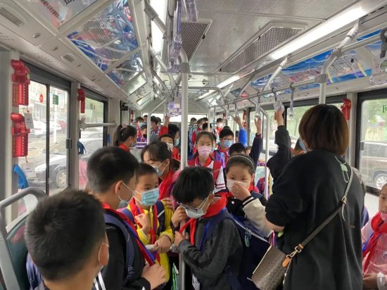 出门上公交、下车到学校，<em>慈溪的</em>学生专线太暖心啦！