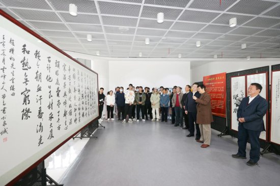 庆祝建校70周年戴丕昌先生书画艺术展开幕