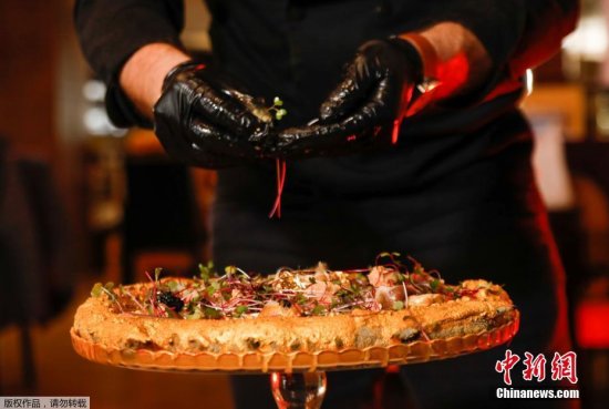 突尼斯餐厅推出超豪华<em>披萨</em> 用金箔<em>制作</em>售价360美元