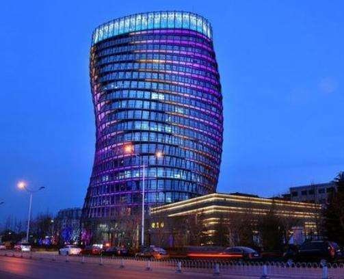 北京一建筑被称猪大肠，造型奇特扭曲走红网络，成网红地标