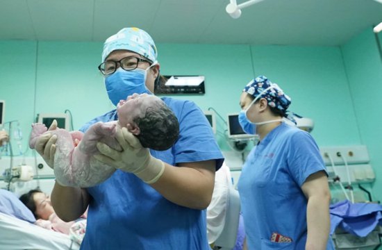 0时11分北京妇产医院迎来首个“<em>龙宝宝</em>”，她的<em>名字</em>叫“初一”