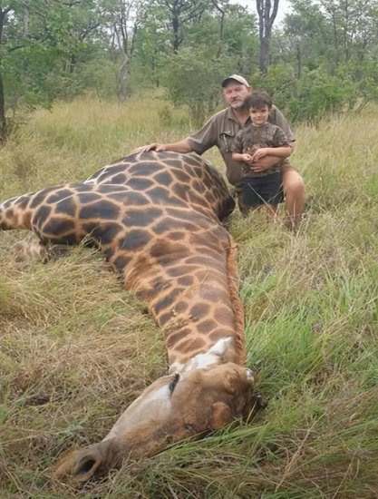 恶有恶报:专杀狮子大象的奖杯猎人在南非被伏击的<em>劫匪开枪打死</em>