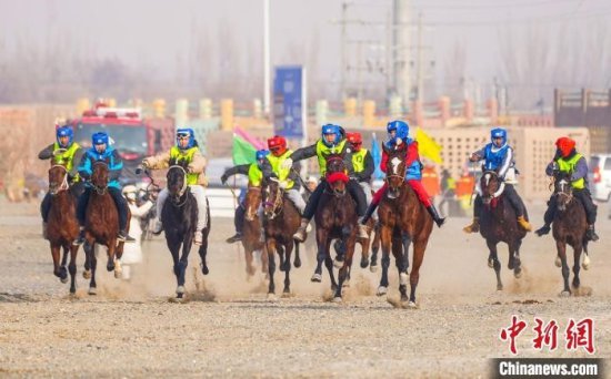 新疆托克逊县举办赛马叼羊邀请赛