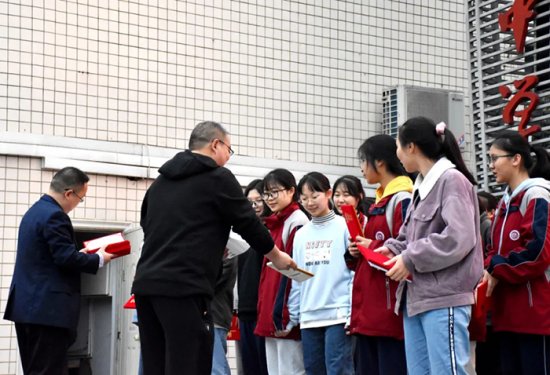 凝聚榜样力量，遂宁中学举行高2022届寒假优秀作业表彰大会