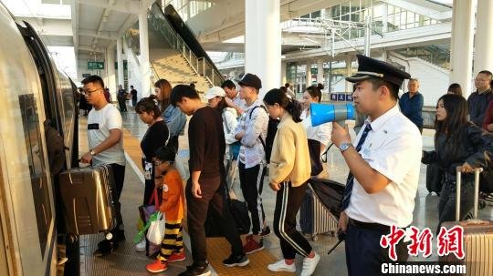 郑州铁路局国庆发送旅客519.5万人 单日65万人创历史新高