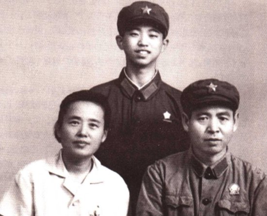 副军长牺牲18年后，邓岳见到其遗孀，严肃道：该把秘密告诉孩子...
