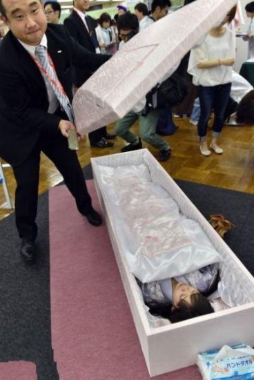 日本特色殡葬业：民众现场体验死亡，<em>收费</em>不比<em>真实</em>丧葬的低