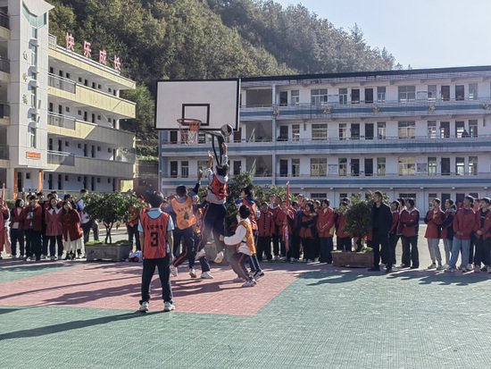 郧西县<em>马安</em>中学2023学年秋季班级篮球赛正式开赛