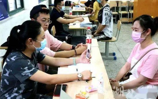 武汉高校线下招聘会升温，56家企业提供3191个岗位