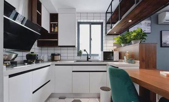 <em>长条形单身公寓</em>设计巧妙，布局合理，空间感舒适，避免拥挤感