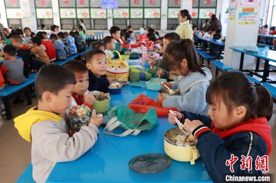 广西侗乡易地搬迁学子享用“免费午餐”