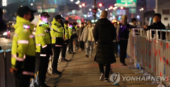 韩国首尔上万人应援世界杯：600名警察到场警戒 每隔<em>几米</em>就有...