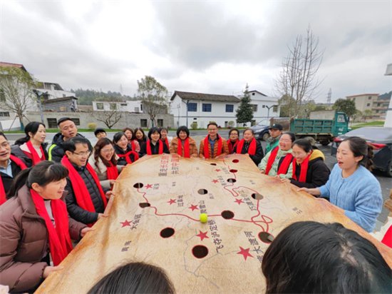 定南县第三小学举行“三八”职工团建活动