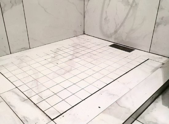 卫生间地面不要再贴瓷砖了，第一次见这种设计，太聪明了