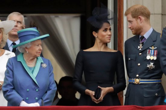 英女王邀哈里梅根参加庆典，再站阳台，朝臣担忧二人<em>搬弄是非</em>