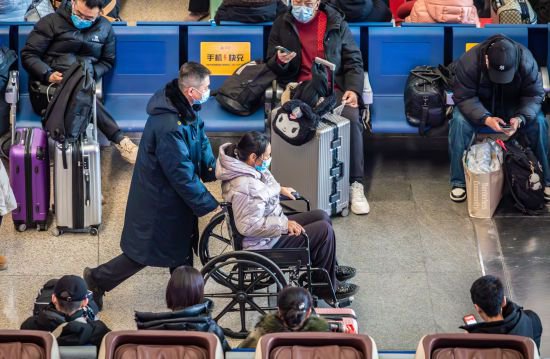 “轮椅哥”马成良：为旅客站好每一班岗