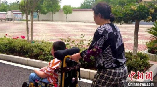<em>湖北南漳</em>：一小学生患病 奶奶当起“陪读生”