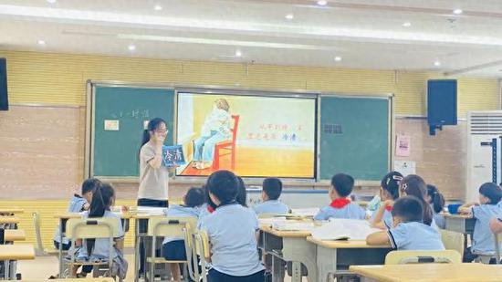 南京市中华中学附属小学携手凤凰母语开展教学研讨活动